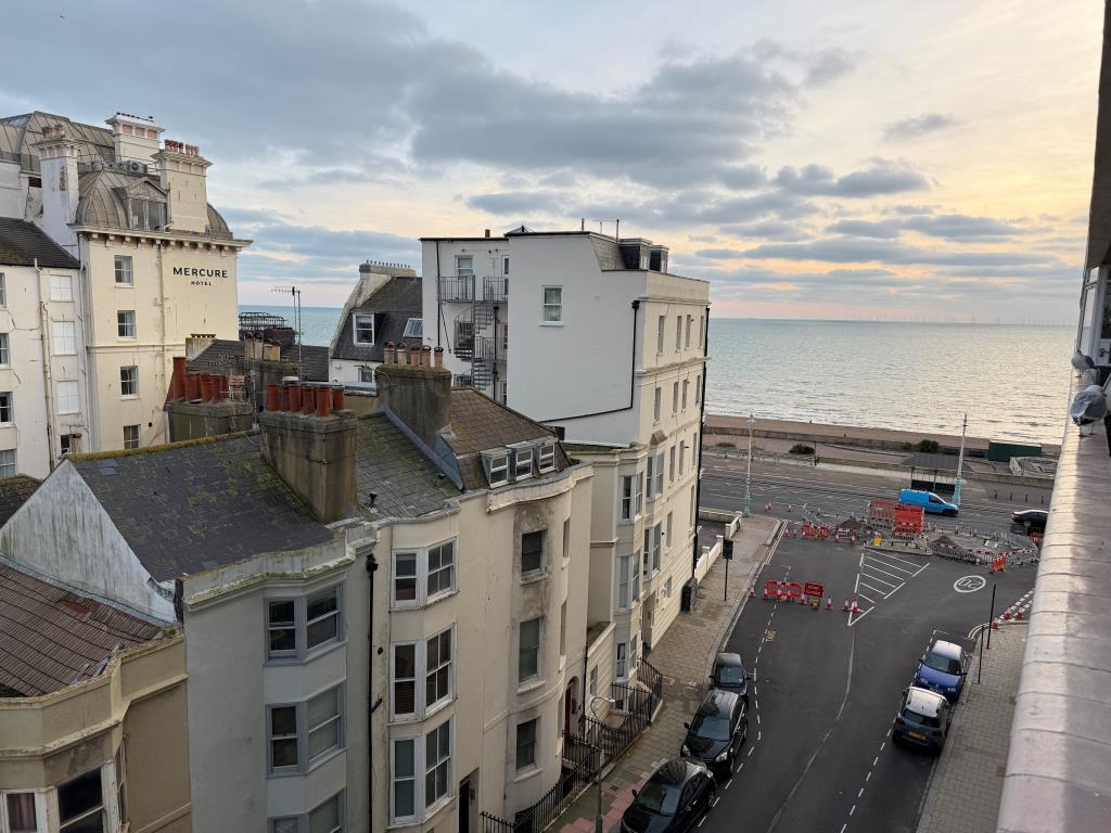 Lot: 87 - BALCONY FLAT IN NEED OF UPDATING - Front of balcony with sea view